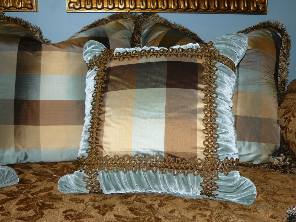 Example of a transitional guest home design design in Atlanta