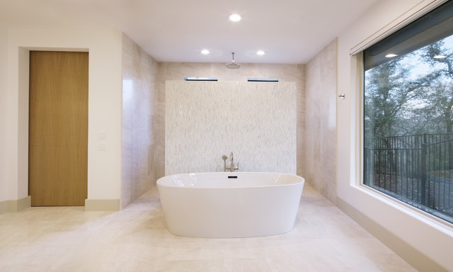 Spanish Oaks Custom Home modern-badezimmer