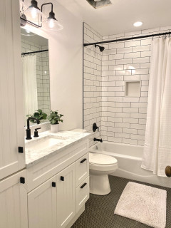 Lyserødt badeværelse med en bruser med forhæng - Houzz - December 2023 |  Houzz DK
