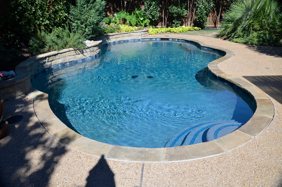 Immagine di una piscina stile rurale personalizzata di medie dimensioni e dietro casa con piastrelle