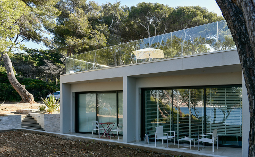 Mid-sized modern two-storey white exterior in Marseille with a flat roof.
