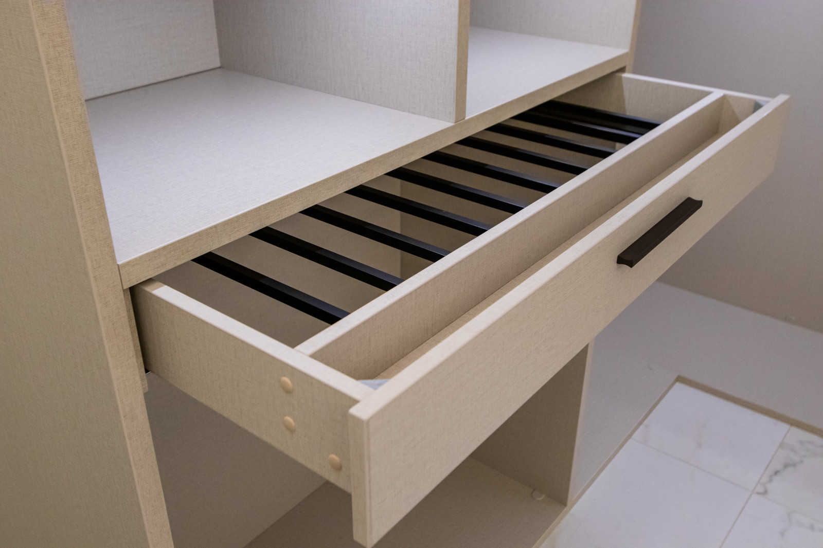 Выдвижная брючница