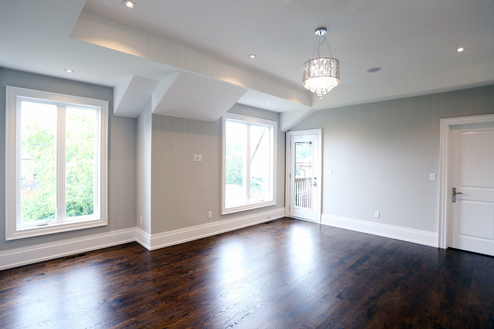 Example of a transitional home design design in Toronto