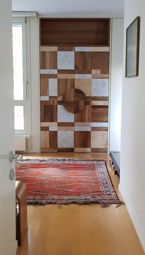リヨンにある高級な中くらいなコンテンポラリースタイルのおしゃれな壁面クローゼット (インセット扉のキャビネット、中間色木目調キャビネット) の写真