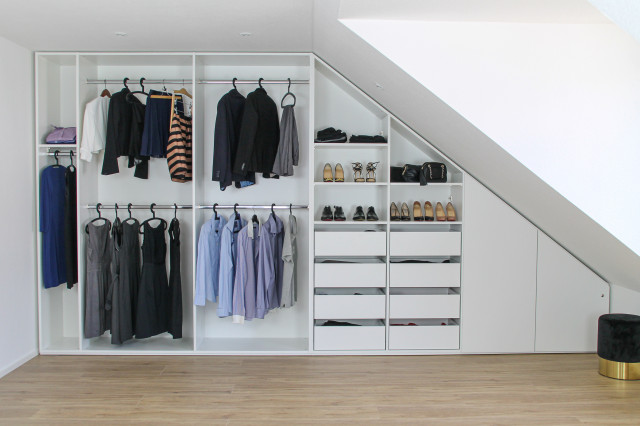 Begehbarer Kleiderschrank unter der Dachschräge - Modern - Ankleidezimmer - von meine möbelmanufaktur GmbH