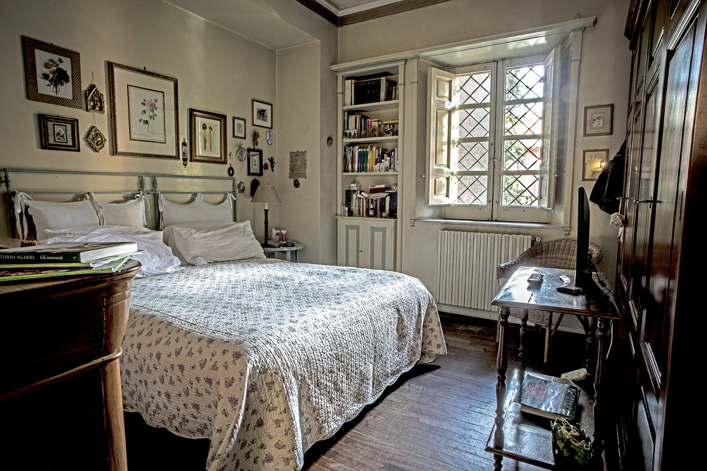 This is an example of a country bedroom in Catania-Palermo.