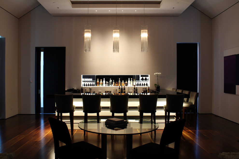 Inspiration for a modern home bar in Los Angeles.
