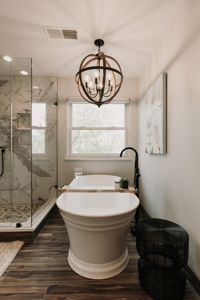 Klassisk inredning av ett stort vit vitt en-suite badrum, med skåp i shakerstil, blå skåp, ett fristående badkar, en hörndusch, en toalettstol med hel cisternkåpa, flerfärgad kakel, vita väggar, ett undermonterad handfat, brunt golv, dusch med gångjärnsdörr och vinylgolv