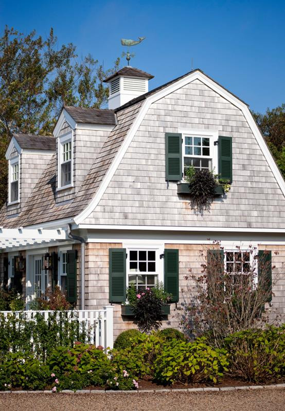 Kleines, Zweistöckiges Maritimes Haus mit beiger Fassadenfarbe, Mansardendach, Schindeldach, weißem Dach und Schindeln in Boston