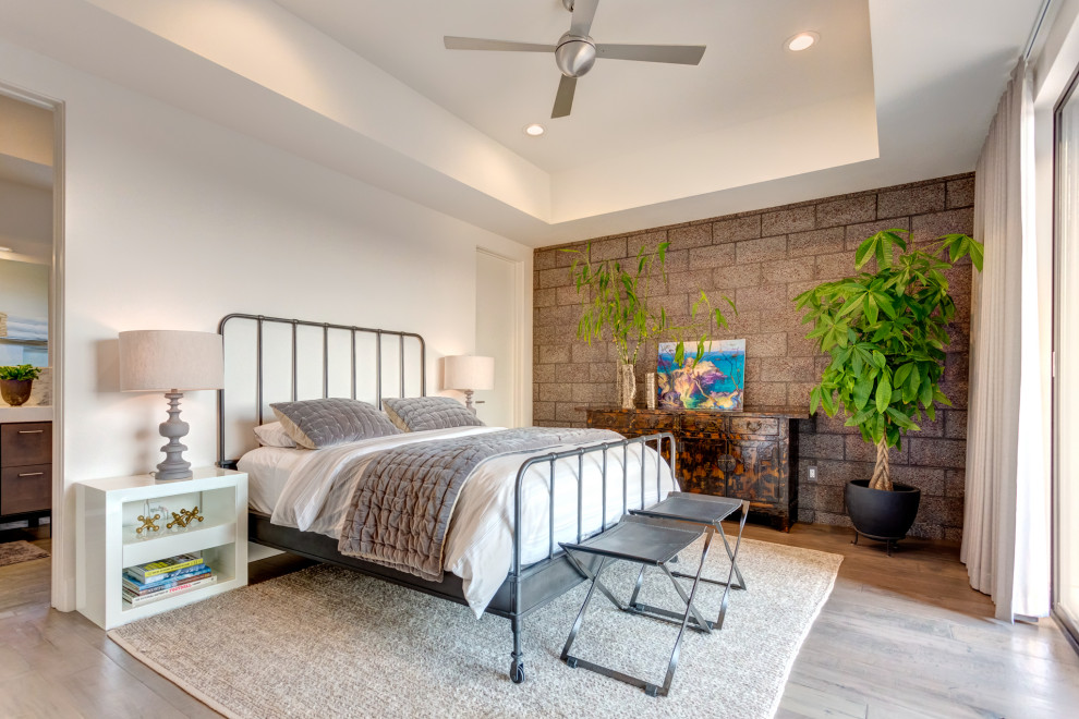 Modernes Schlafzimmer mit weißer Wandfarbe, braunem Holzboden, braunem Boden und eingelassener Decke in San Luis Obispo