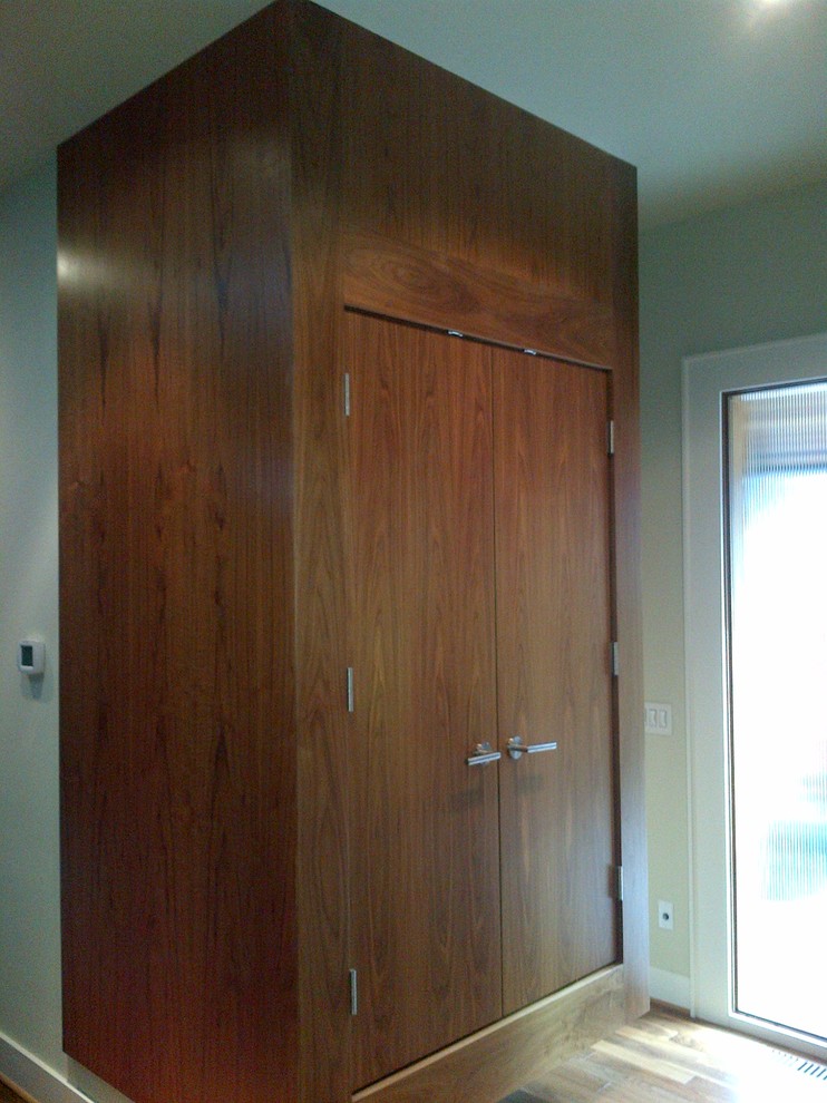 Example of a minimalist entryway design in Seattle