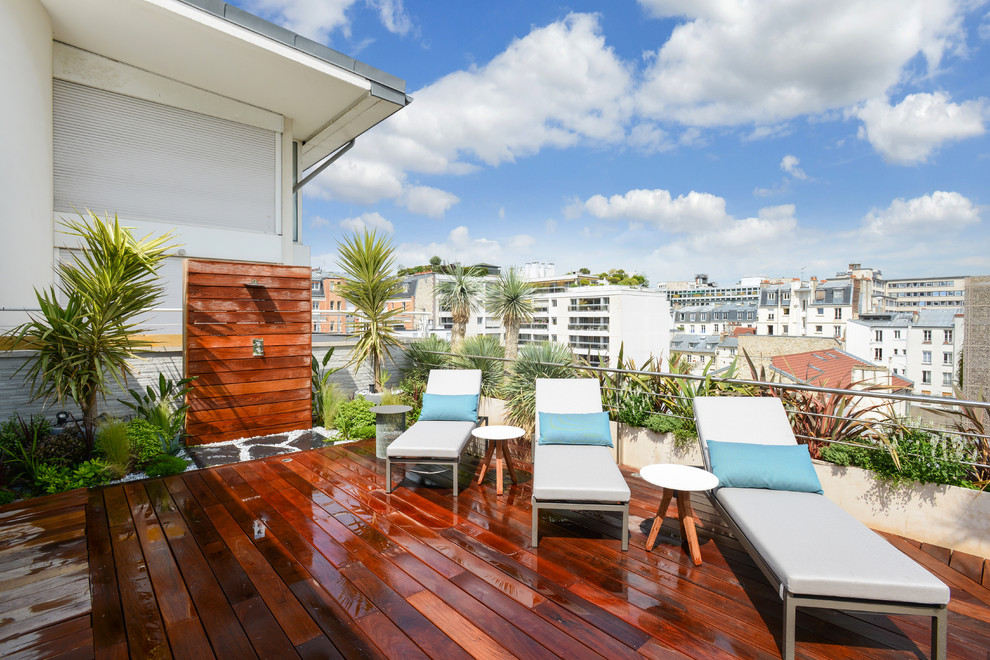 Photo of a contemporary rooftop and rooftop deck in Paris with an outdoor shower and no cover.
