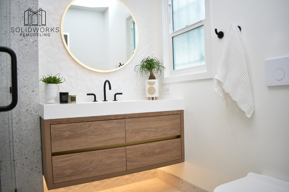 Idee per una piccola stanza da bagno con doccia minimalista con mobile bagno sospeso