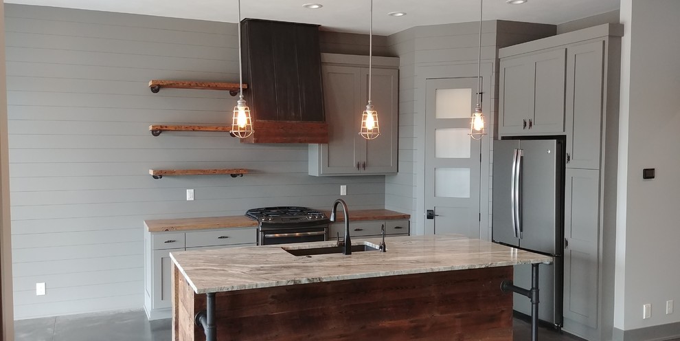Kitchen - rustic kitchen idea in Omaha