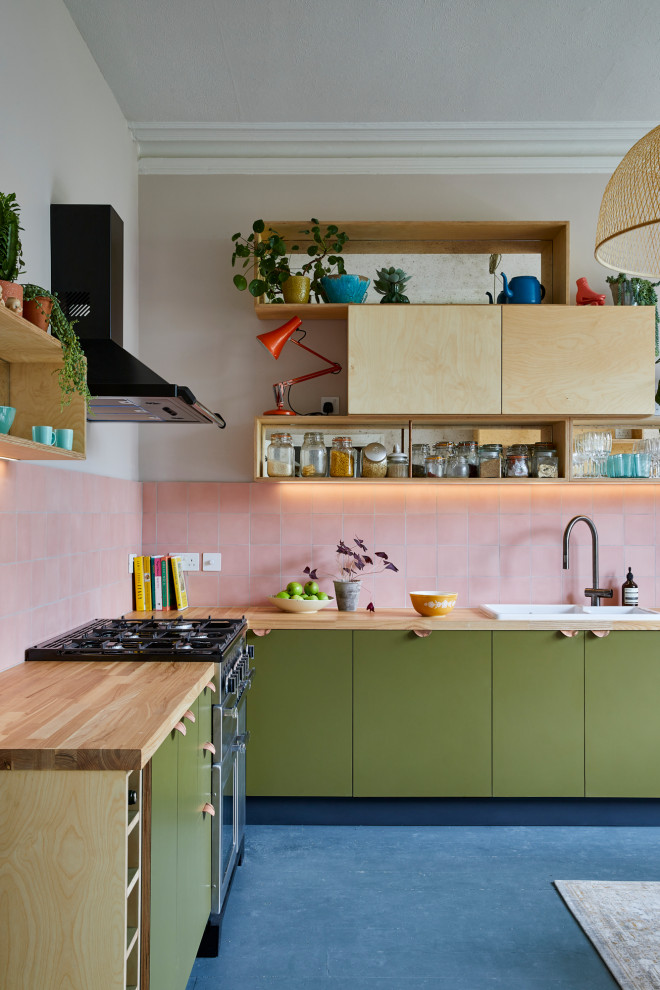 Источник вдохновения для домашнего уюта: угловая кухня среднего размера в стиле модернизм с обеденным столом, плоскими фасадами, зелеными фасадами и деревянной столешницей