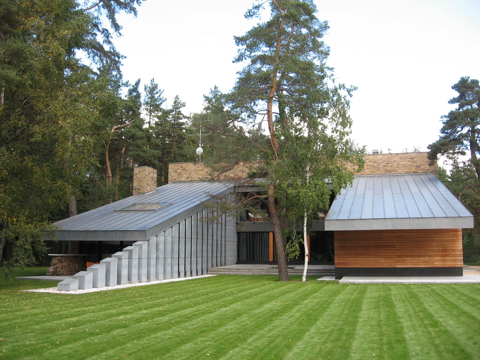 Дом в соснах у пруда