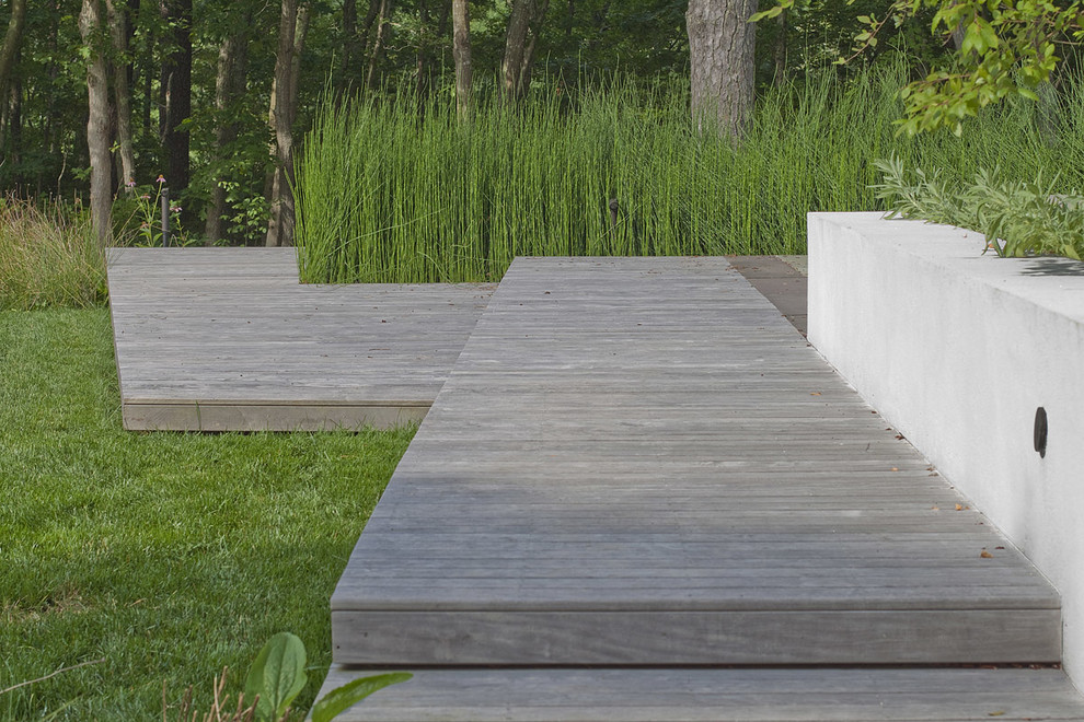 Design ideas for a contemporary backyard deck in Providence.
