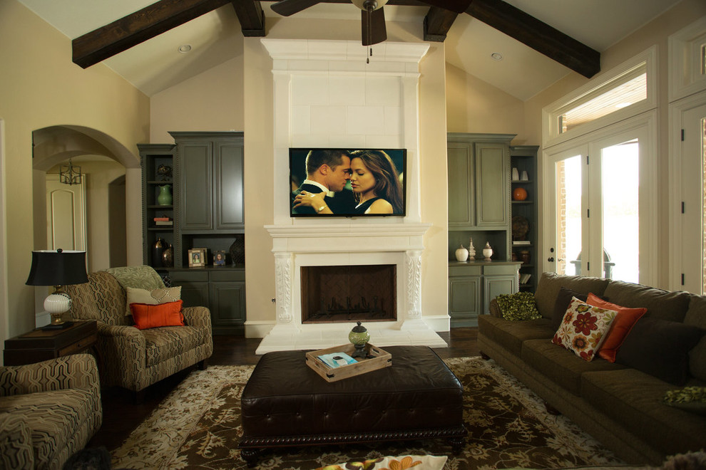 Transitional living room photo in Dallas
