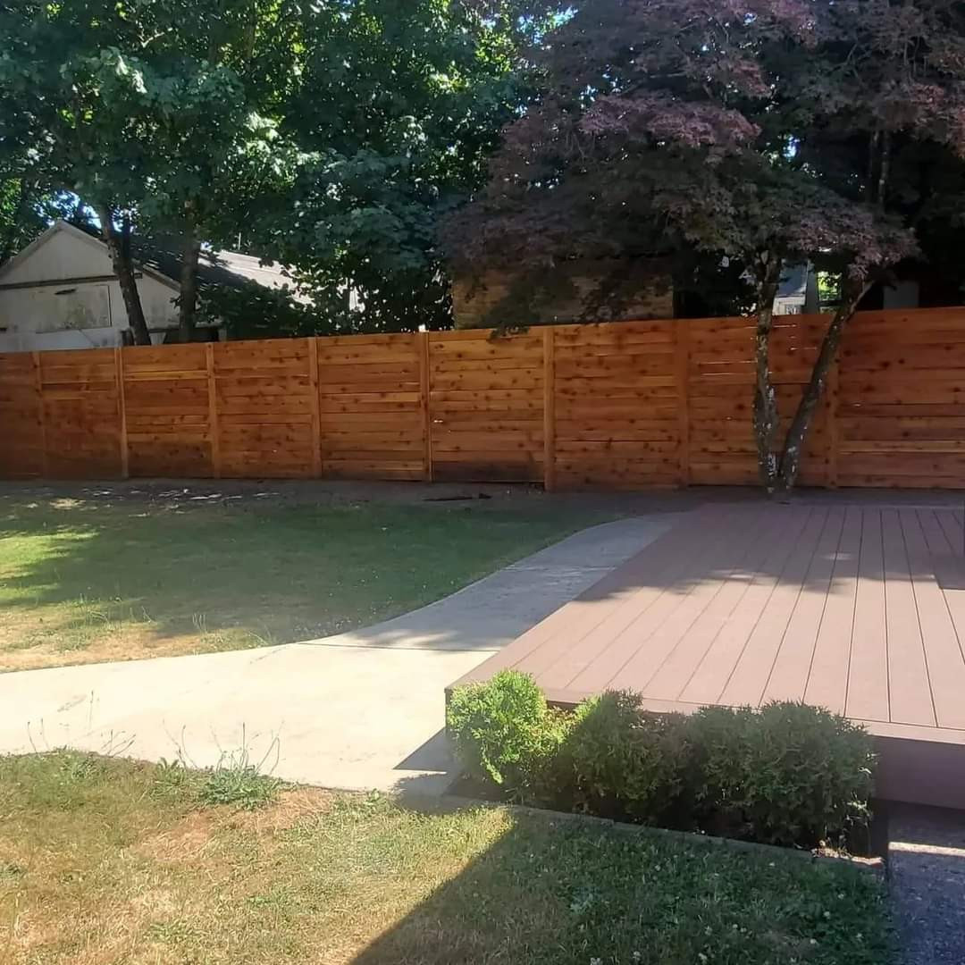 Horizontal cedar fence with no cap