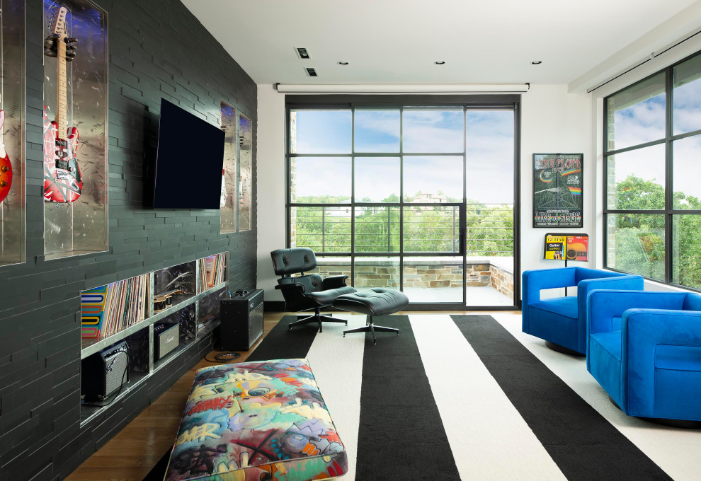 Mittelgroßes Modernes Musikzimmer ohne Kamin mit weißer Wandfarbe, braunem Holzboden, gefliester Kaminumrandung, TV-Wand und braunem Boden in Dallas