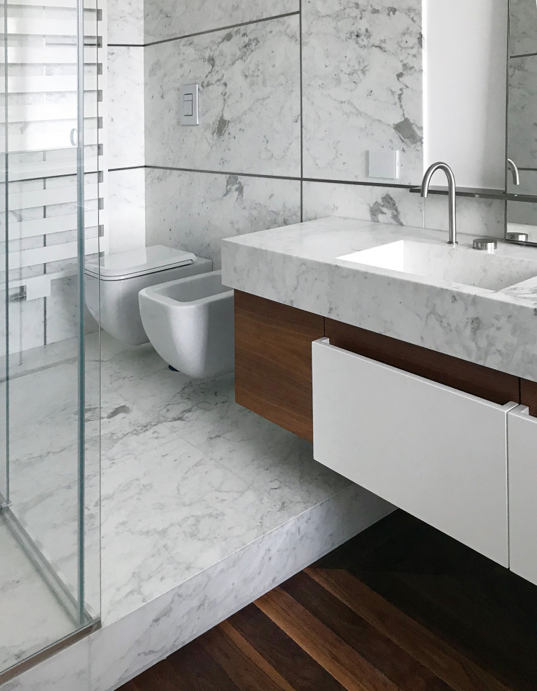 Esempio di una grande stanza da bagno classica con piastrelle di marmo, pavimento in marmo, due lavabi e mobile bagno sospeso