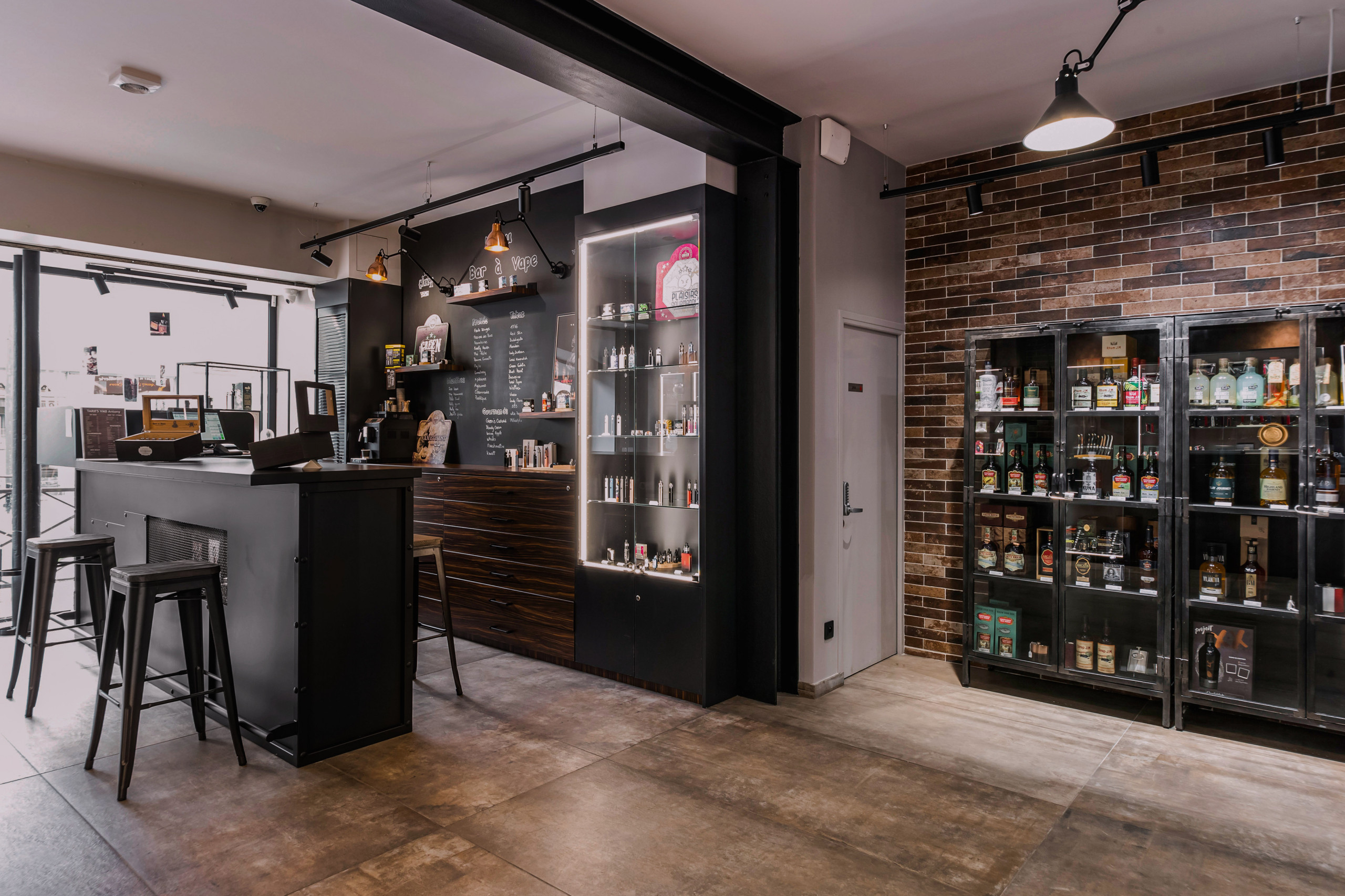 Concept Store spécialisé dans le Cigares de Luxe/Vape électronique/Spiritueux