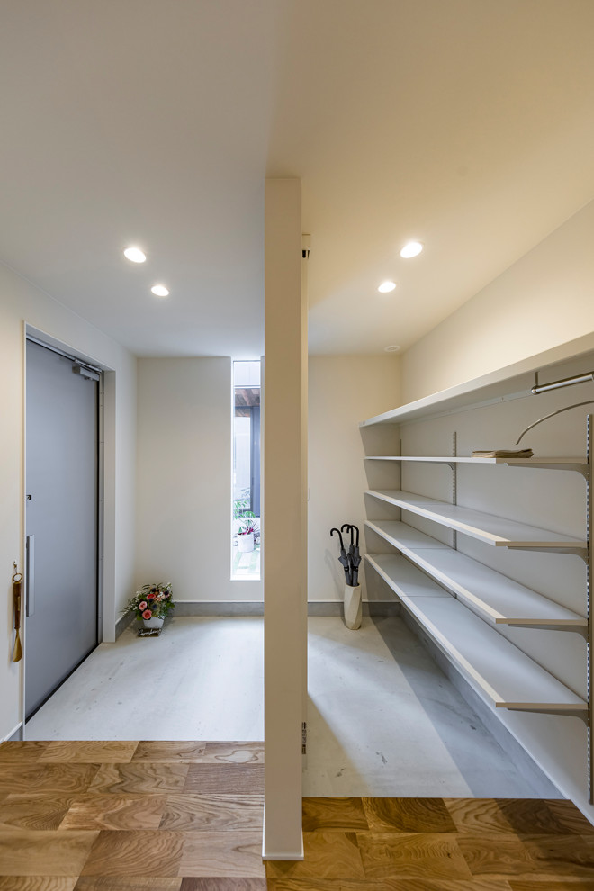 Idées déco pour une entrée moderne avec un couloir, un mur blanc, une porte simple, une porte grise, un sol gris, un plafond en papier peint et du papier peint.