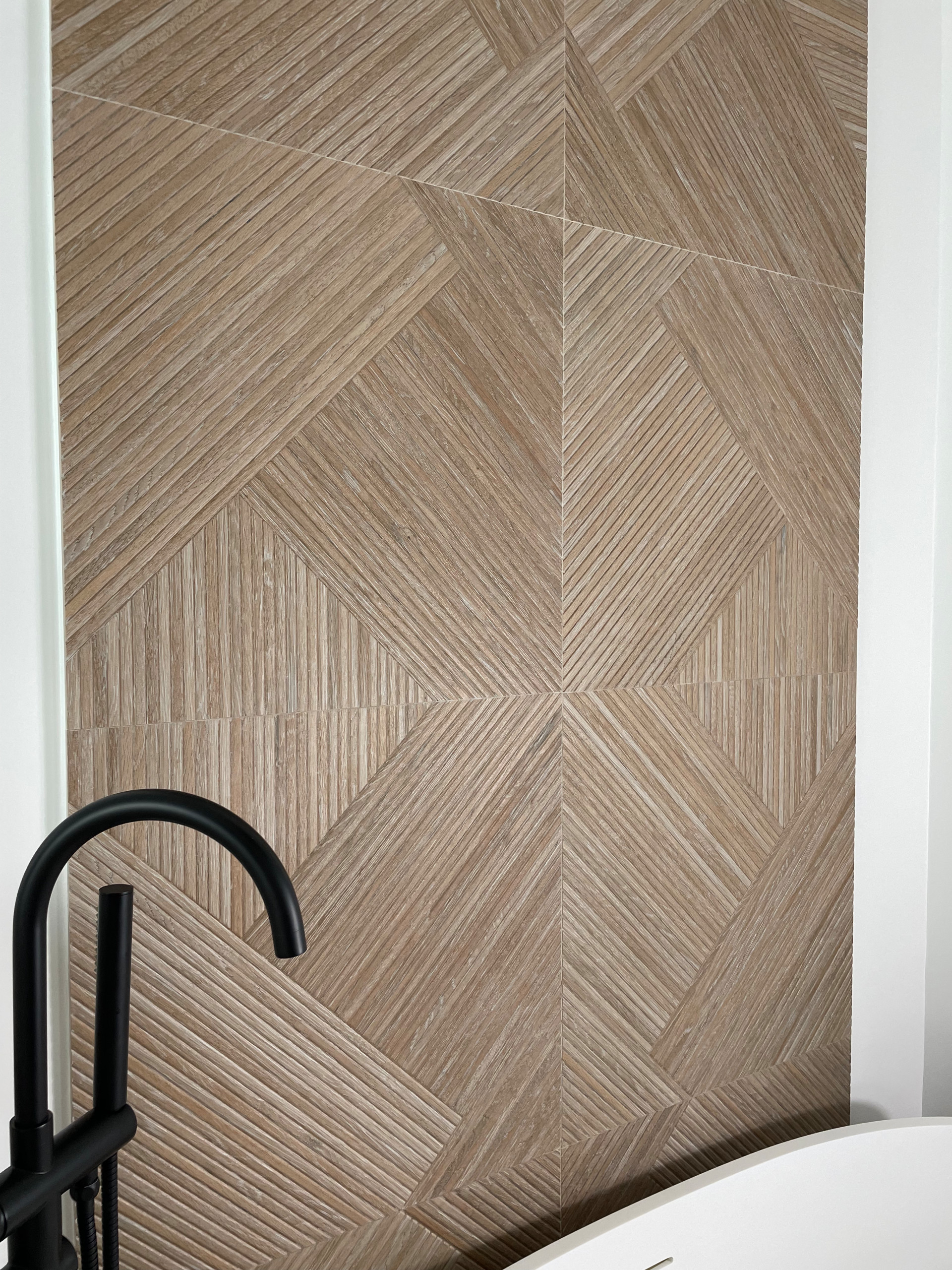 Faïence texturée en pose suivie