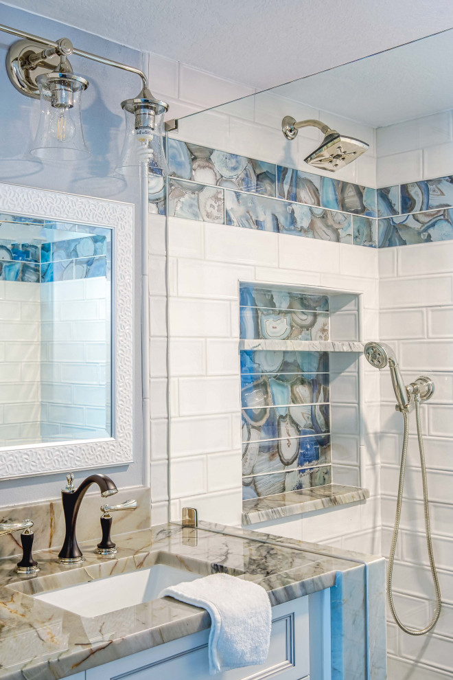 Источник вдохновения для домашнего уюта: главная ванная комната среднего размера в стиле модернизм с фасадами с утопленной филенкой, серыми фасадами, душем без бортиков, синей плиткой, стеклянной плиткой, серыми стенами, полом из керамогранита, врезной раковиной, столешницей из кварцита, синим полом, душем с распашными дверями, серой столешницей, сиденьем для душа, тумбой под одну раковину и встроенной тумбой