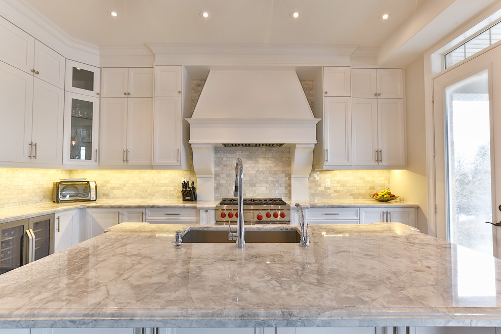 Transitional kitchen photo in Toronto