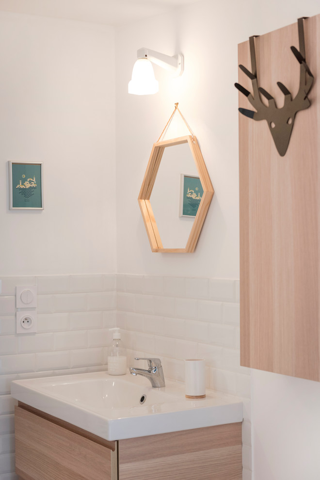 Exemple de douche en alcôve in bois clair With un placard à porte affleurante, une douche en alcôve, un carrelage blanc, un carrelage métro, un mur blanc, sol en stratifié, un lavabo posé, un plan de toilette en granite, un sol beige and un plan de toilette blanc.