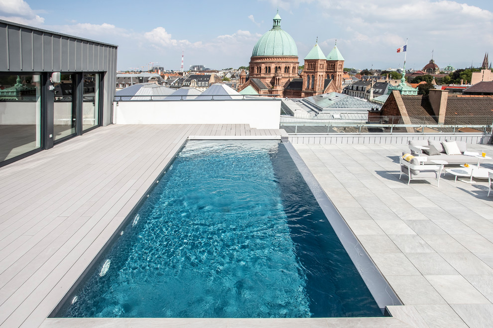 Inspiration pour une piscine sur toit à débordement rectangle.
