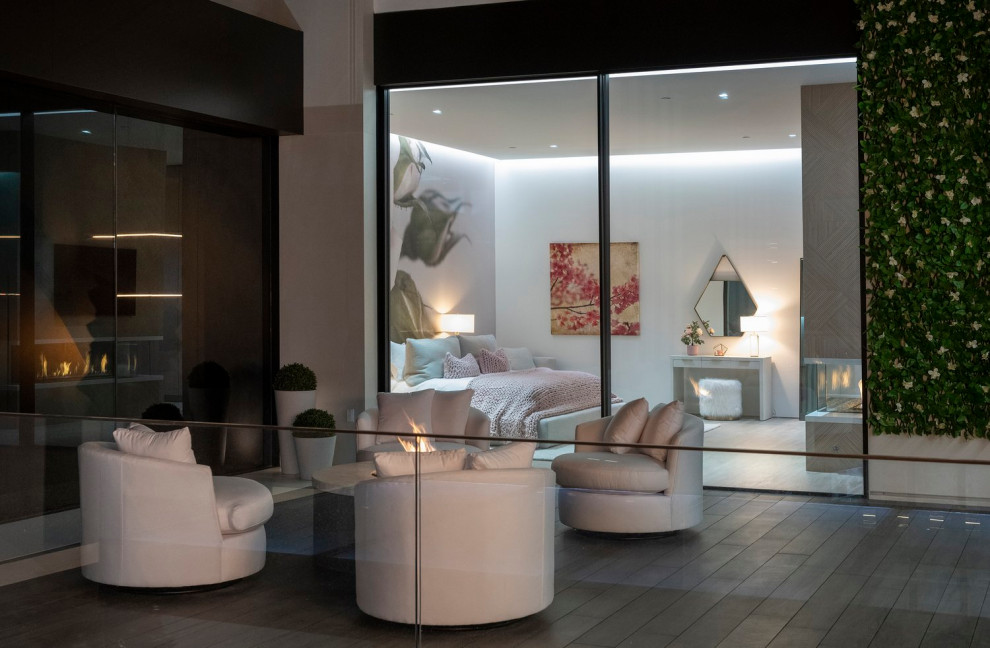 Diseño de habitación de invitados minimalista grande con paredes blancas, suelo de baldosas de porcelana, todas las chimeneas, suelo blanco y bandeja