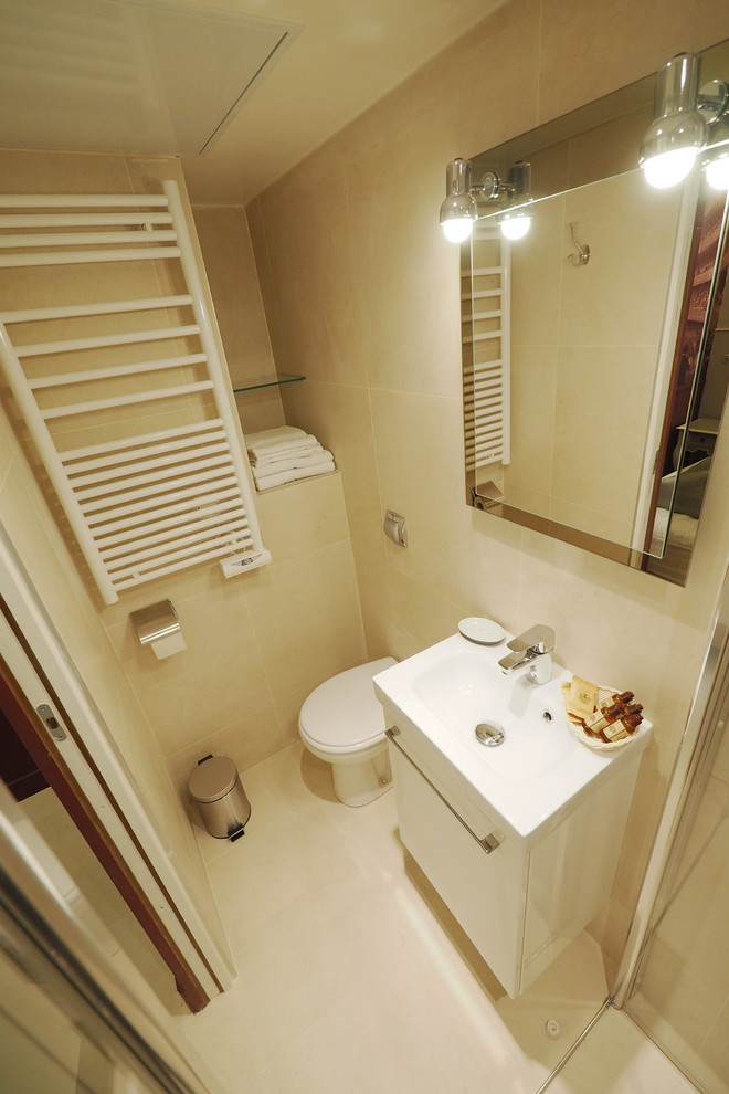 Design ideas for a transitional bathroom in Paris.