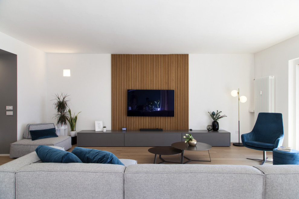 Inspiration for a mid-sized contemporary living room remodel in Milan