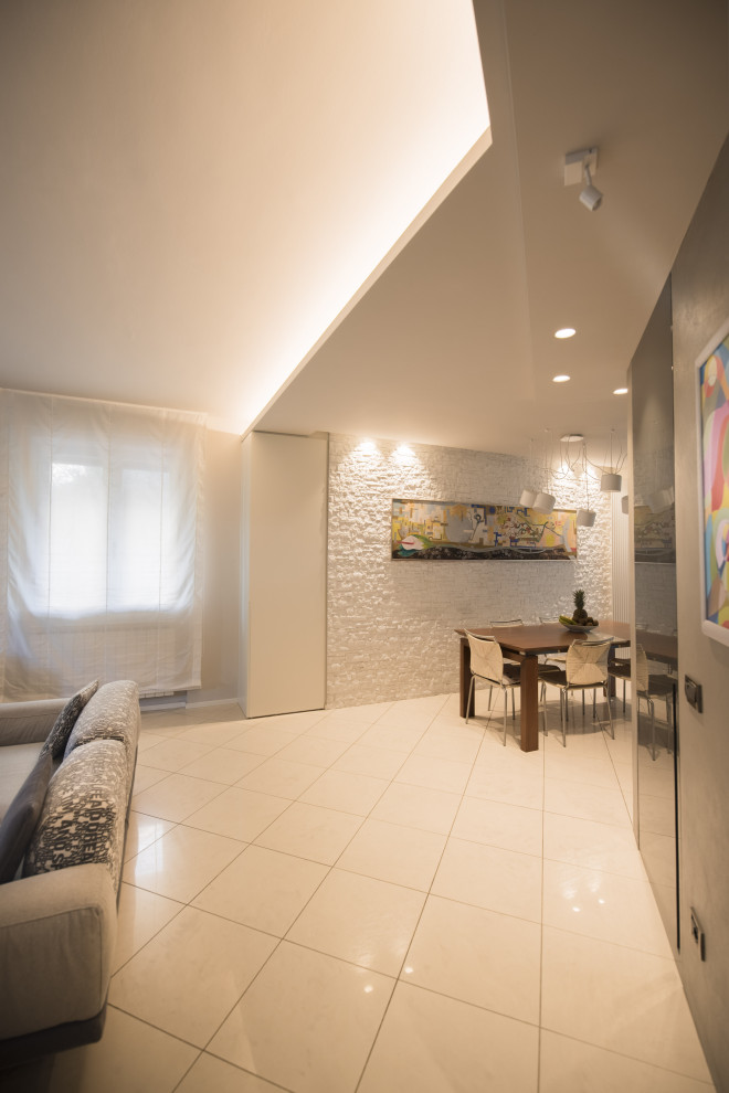 Ispirazione per un soggiorno minimalista di medie dimensioni e aperto con pareti bianche, pavimento in gres porcellanato, TV a parete, pavimento beige e soffitto ribassato