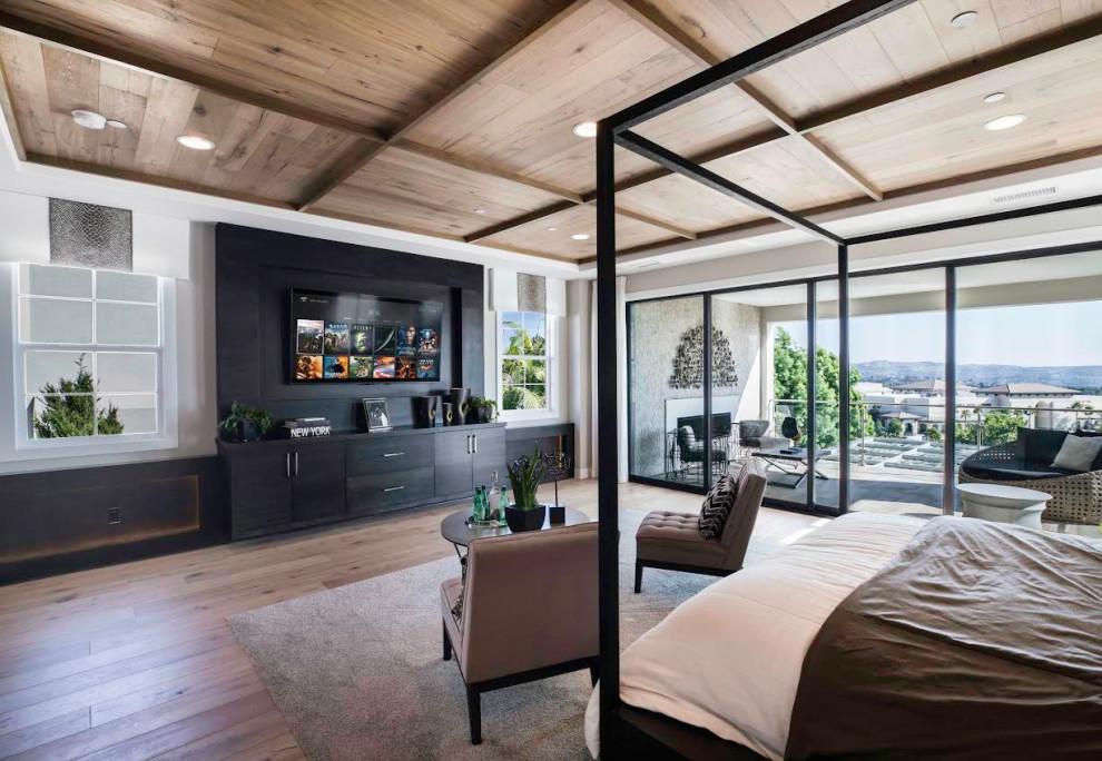 Mittelgroßes Modernes Hauptschlafzimmer ohne Kamin mit weißer Wandfarbe, hellem Holzboden, beigem Boden und Holzdecke in San Francisco