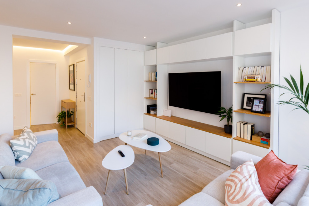 Idee per un soggiorno design aperto con pareti bianche, pavimento in gres porcellanato, TV a parete e pavimento beige