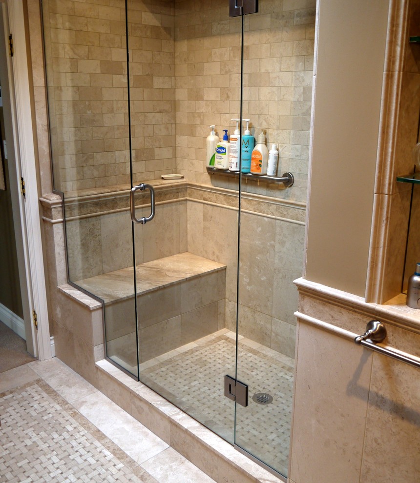Example of a classic home design design in Vancouver