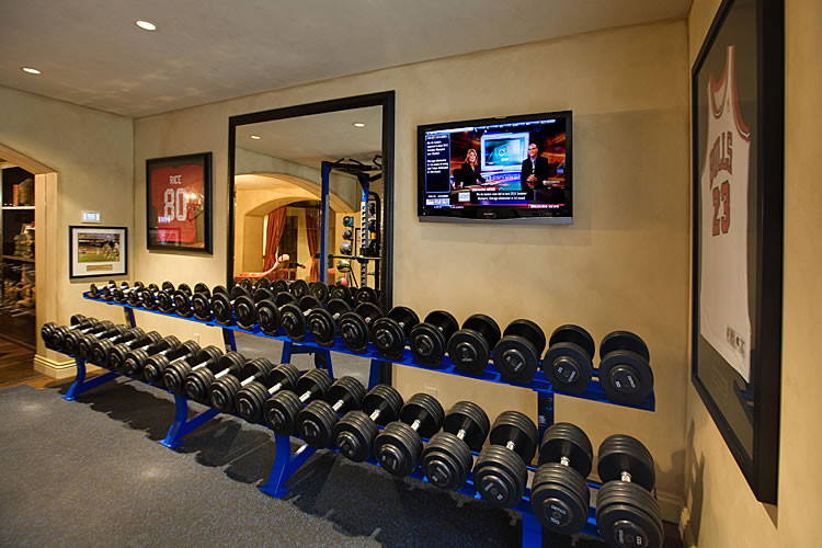 Inspiration for a large traditional home weight room in Los Angeles with beige walls.