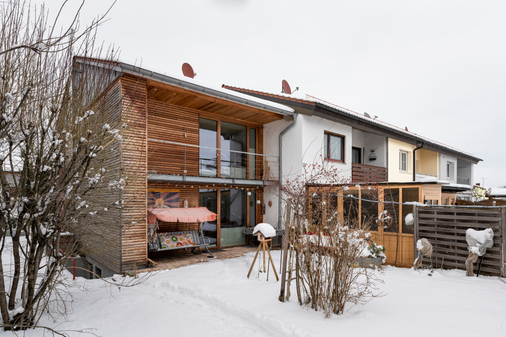 Стильный дизайн: двухэтажный, деревянный, коричневый таунхаус среднего размера в стиле кантри с двускатной крышей, черепичной крышей и красной крышей - последний тренд