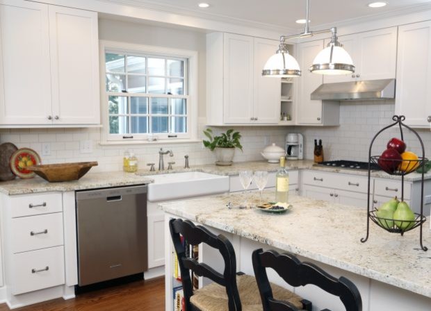 Eat-in kitchen - mid-sized transitional l-shaped dark wood floor eat-in kitchen idea in Cedar Rapids with a farmhouse sink, shaker cabinets, white cabinets, granite countertops, white backsplash, subway tile backsplash, stainless steel appliances and an island