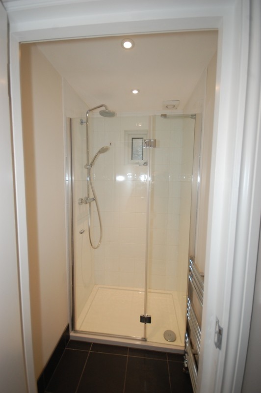Modelo de cuarto de baño contemporáneo pequeño con bañera encastrada, ducha abierta, baldosas y/o azulejos blancos, baldosas y/o azulejos de cerámica, paredes beige, suelo de pizarra y aseo y ducha