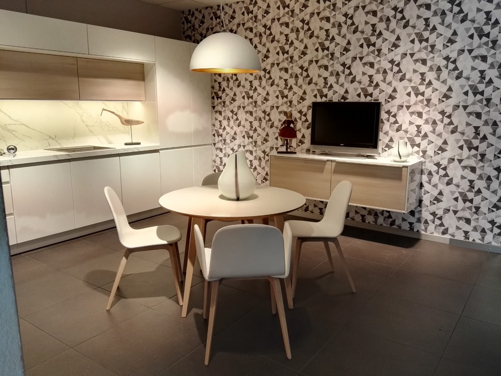 Diseño de comedor de cocina escandinavo de tamaño medio sin chimenea con paredes multicolor y suelo de baldosas de cerámica