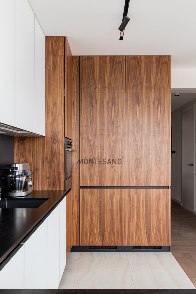 Кухня с выдвижной вытяжкой и фасадами из стекла