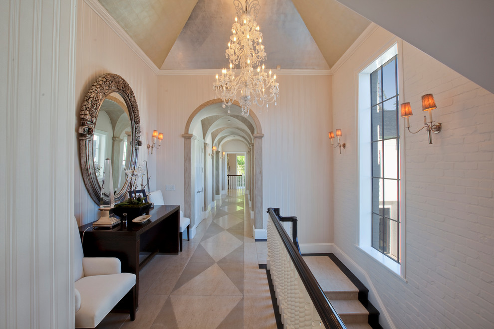 Idées déco pour un grand couloir classique avec un mur blanc, un sol en marbre, un sol beige et du papier peint.