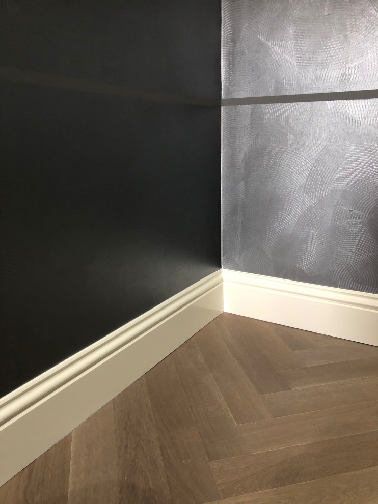 Bild på ett stort funkis separat vardagsrum, med ett finrum, grå väggar, ljust trägolv, en fristående TV och brunt golv