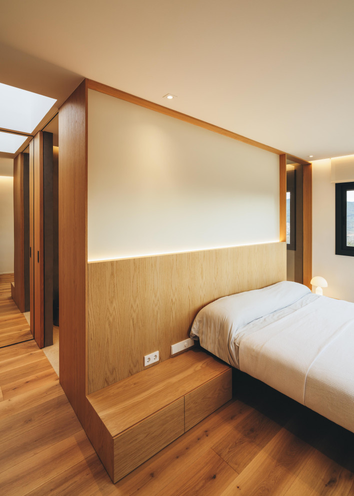 Источник вдохновения для домашнего уюта: хозяйская спальня среднего размера в стиле модернизм с белыми стенами и светлым паркетным полом