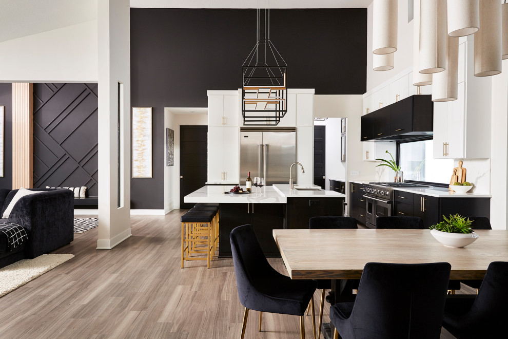 Exempel på ett stort modernt vit vitt kök, med en rustik diskho, släta luckor, svarta skåp, bänkskiva i kvarts, vitt stänkskydd, rostfria vitvaror, vinylgolv, en köksö och brunt golv