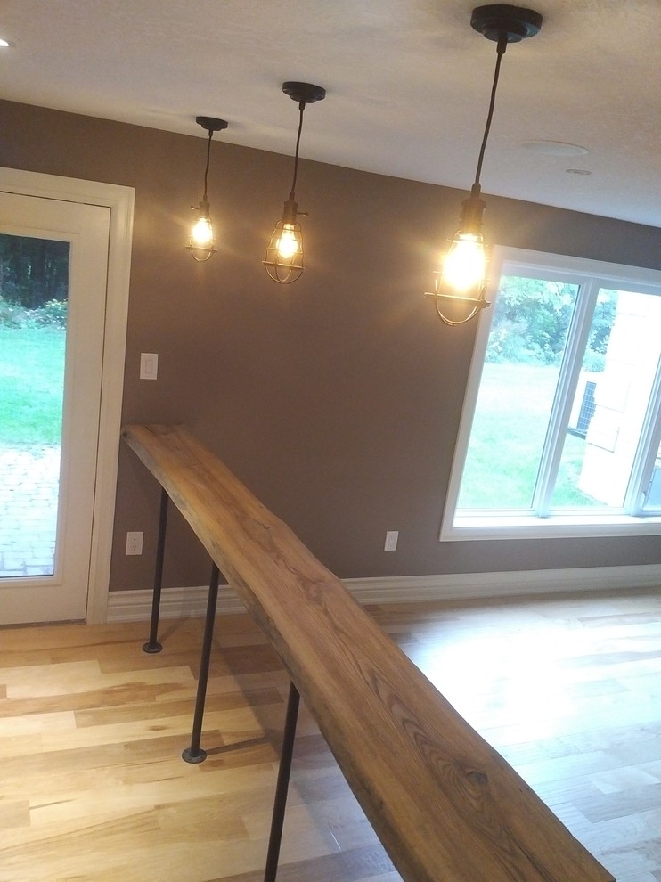 Example of a mountain style home design design in Toronto